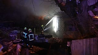 Los bomberos tratan de apagar las llamas generadas por uno de los impactos