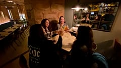 Un grupo de jóvenes celebra la Navidad en Madrid