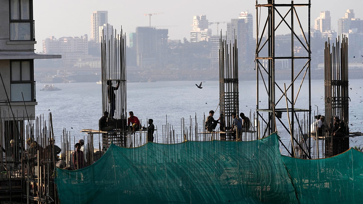 Fotografia de ficheiro de trabalhadores num estaleiro de construção em Mumbai, Índia