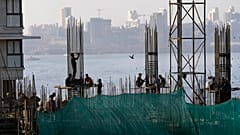 Foto de archivo de trabajadores en una obra en Mumbai, India