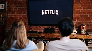 C'est ainsi que beaucoup d'entre nous passent leurs soirées, selon les derniers chiffres de fréquentation de Netflix.