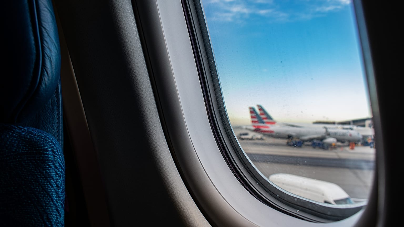 Der Blick aus einem Flugzeug auf einem US-Flughafen.