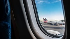 Der Blick aus einem Flugzeug auf einem US-Flughafen.