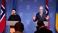 Le président ukrainien Volodymyr Zelenskyy, à gauche, et le premier ministre norvégien Jonas Gahr Støre assistent à une conférence de presse à la résidence de représentation du gouvernement à Oslo.