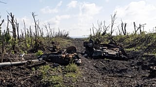 Ukrayna'daki çatışmalarda imha edilen bir Rus tankı