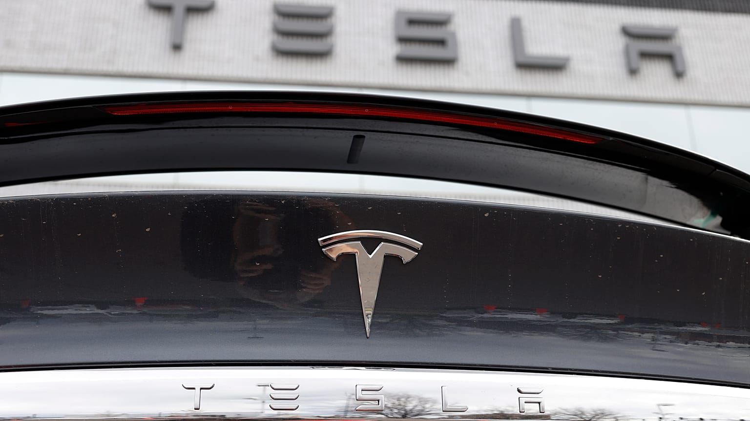 يضيء شعار شركة Tesla على السطح الخلفي لسيارة موديل X 2020
