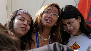 Mitzi Jonelle Tan von den Philippinen umarmt Adriana Calderon Hernandez, rechts, und andere Aktivistinnen nach einem Protest gegen fossile Brennstoffe auf der COP28