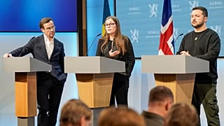 Volodimir Zelenszkij ukrán államfő (jobbra) 2023. december 13-án Oslóban