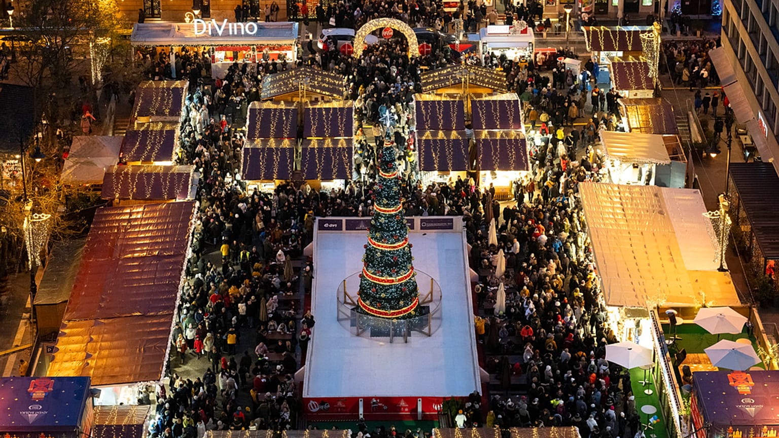 Vue aérienne du Bazilika de l'Avent, l'un des marchés de Noël en plein air les plus célèbres d'Europe, à Budapest, en Hongrie.