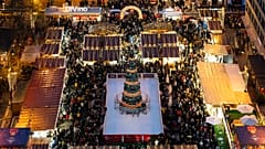 Eine Luftaufnahme von Adventsbazillas, einer der berühmtesten Weihnachtsmärkte Europas in Budapest, Ungarn.