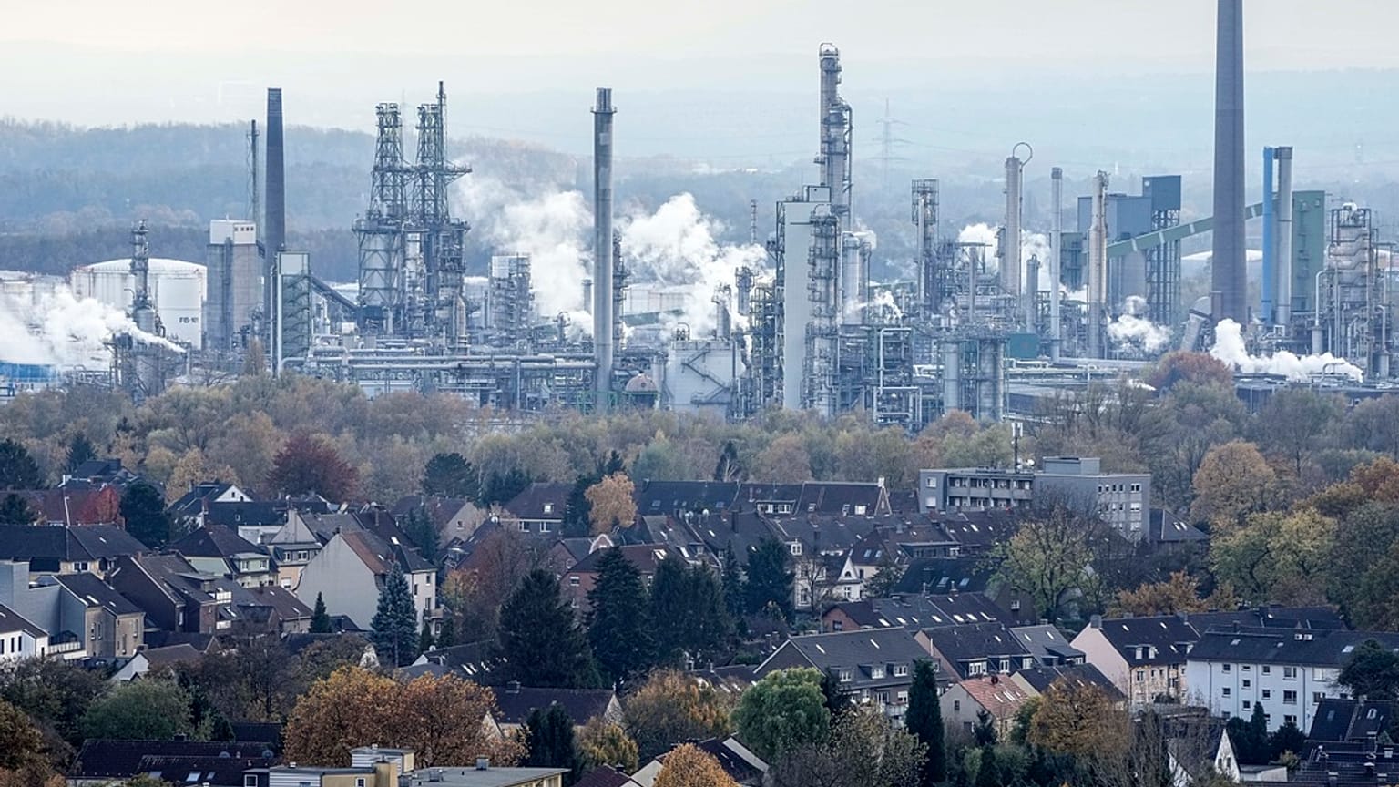 A BP oil refinery in Gelsenkirchen, Germany, EU policy is to gradually replace petroleum with low-carbon transport fuels, but doubts remain over the alternatives.