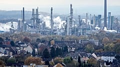A BP oil refinery in Gelsenkirchen, Germany, EU policy is to gradually replace petroleum with low-carbon transport fuels, but doubts remain over the alternatives.