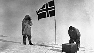 Le capitaine Roald Amundsen et l'un de ses compagnons font des observations pendant l'exploration de l'Antarctique.