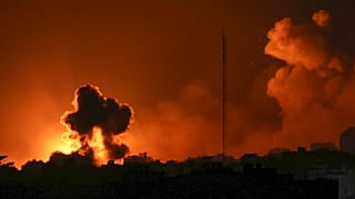 نيران القصف الإسرائيلي يلتهم عمارة سكنية في غزة