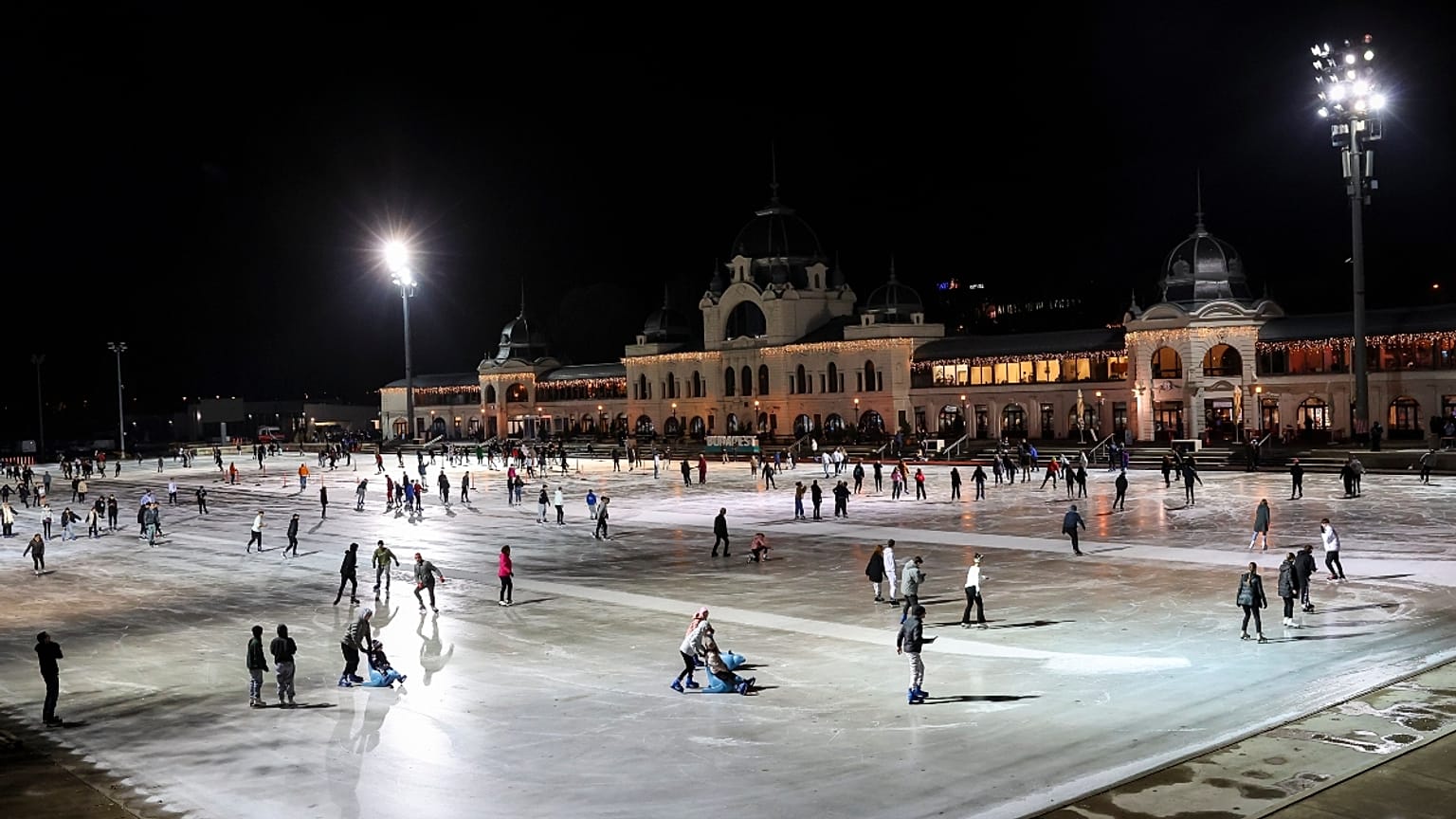 Korcsolyázók a Városligeti Műjégpályán 2023. november 20-án. Ezen a napon megkezdődött a korcsolyaszezon Magyarország egyik legnépszerűbb télisport-helyszínén, a Városligetben