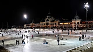 Korcsolyázók a Városligeti Műjégpályán 2023. november 20-án. Ezen a napon megkezdődött a korcsolyaszezon Magyarország egyik legnépszerűbb télisport-helyszínén, a Városligetben
