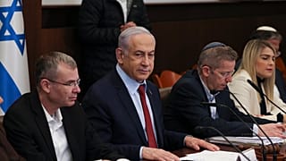 Benjamin Netanjáhu izraeli miniszterelnök (balról a 2) kabinetülést tart jeruzsálemi hivatalában 2023. december 10-én.