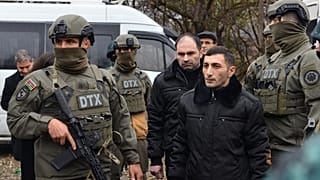 Imagen de varios soldados armenios prisioneros junto a militares de Azerbaiyán.