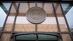 A Fed kormányzótanácsa épületének bejárata fölötti tábla Washingtonban 2023. március 13-án. 