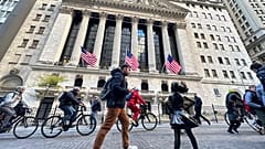 Un hombre pasa junto a la estatua de la "Chica sin miedo" frente a la Bolsa de Nueva York.