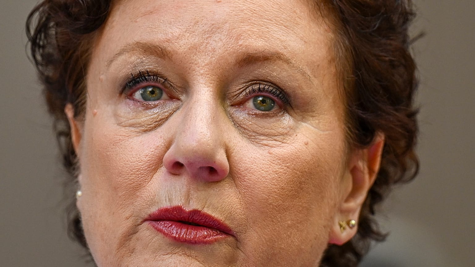 Kathleen Folbigg habla con los medios de comunicación frente al Tribunal de Apelaciones Penales de Nueva Gales del Sur en Sídney, Australia, el jueves 14 de diciembre de 2023.