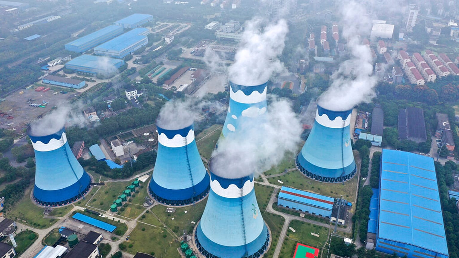 Imagen de las chimeneas de una planta nuclear en pleno funcionamiento.