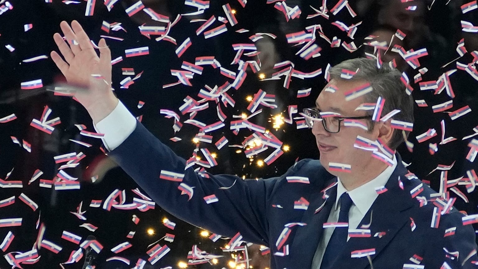 DOSYA: Sırbistan Cumhurbaşkanı Aleksandar Vucic, iktidardaki Sırp İlerleme Partisi'nin Belgrad'da düzenlediği seçim öncesi mitingde destekçilerine el sallıyor. 2 Aralık 2023