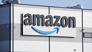 Se ve el logotipo de una empresa Amazon en la fachada de un edificio de la empresa en Schoenefeld, cerca de Berlín, el 18 de marzo de 2022.