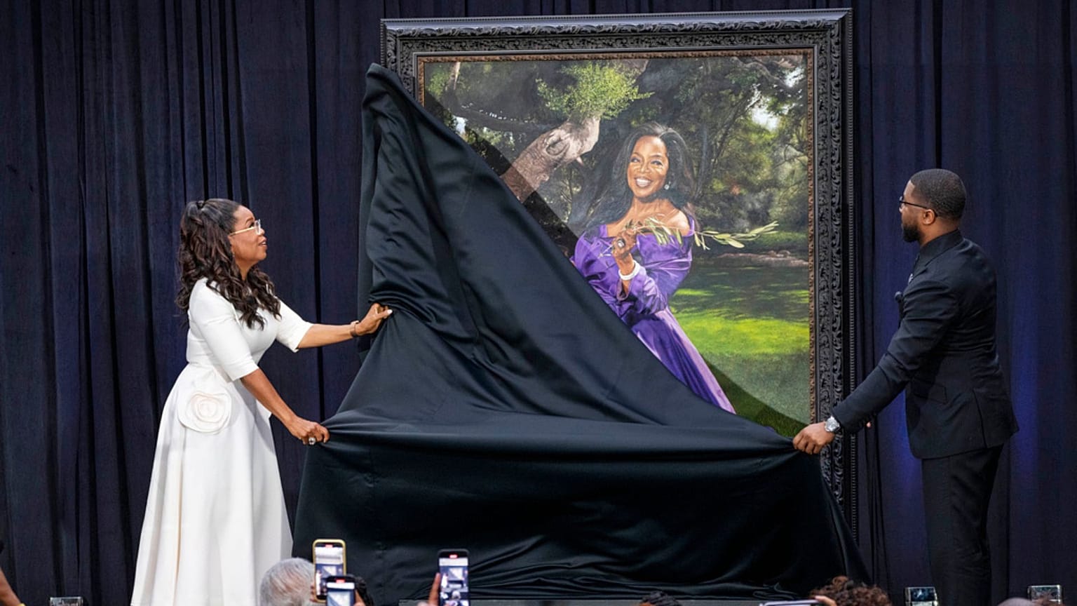 Oprah Winfrey and artist Shawn Michael Warren, unveil Warren's portrait of Winfrey, Wednesday, Dec. 13, 2023, during a ceremony at the Smithsonian's National Portrait Gallery.