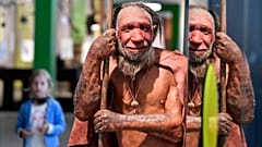 تندیس مومی یک نئاندرتال فرضی در موزه