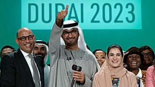 رئيس الأمم المتحدة للمناخ سيمون ستيل،ورئيس مؤتمر الأطراف 28 سلطان الجابر وهناء الهاشمي، كبير مفاوضي مؤتمر الأطراف 28،  في نهاية COP28 