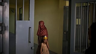 Afganistan'ın başkenti Kabil'de bulunan Pul-i Çarhi Hapishanesi kadın böümünde kalan bir kadın ve kızı
