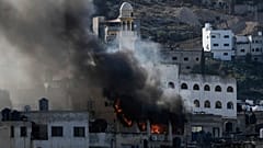 El fuego y el humo se elevan durante una operación del ejército israelí en Yenín, Cisjordania, el miércoles 13 de diciembre de 2023.