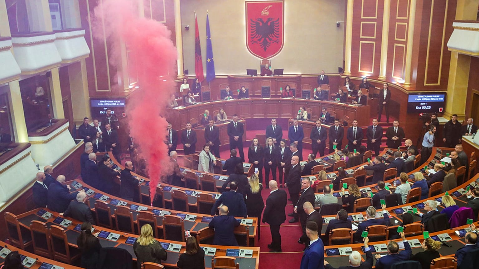 La oposición enciende una bengala en el Parlamento de Albania