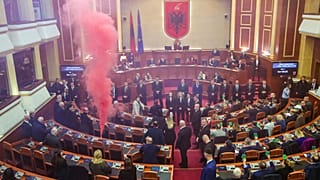 I deputati dell'opposizione aprono i fumogeni all'interno del parlamento albanese