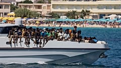 İtalyan Sahil Güvenlik gemisi denizden kurtarılan göçmenleri Lampedusa Adası'na götürüyor