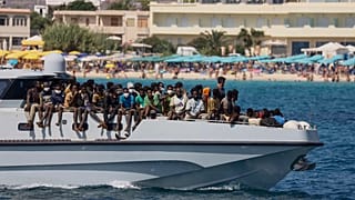 İtalyan Sahil Güvenlik gemisi denizden kurtarılan göçmenleri Lampedusa Adası'na götürüyor