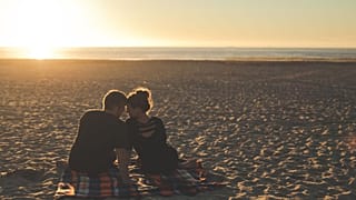 زوج در ساحل دریا