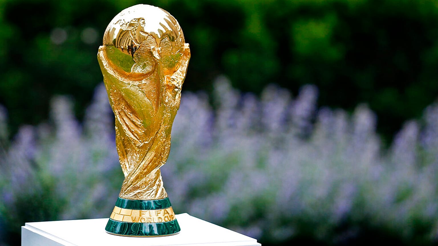  جياني إنفانتينو مع كأس فيفا قبل المؤتمر الصحفي لكأس العالم 2026 في نيويورك- 16 يونيو 2022 .