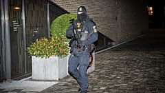 Un oficial de policía danés hace guardia frente al tribunal en Frederiksberg, Copenhague, Dinamarca, para la audiencia constitucional el 14 de diciembre de 2023.