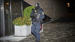Un oficial de policía danés hace guardia frente al tribunal en Frederiksberg, Copenhague, Dinamarca, para la audiencia constitucional el 14 de diciembre de 2023.