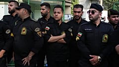 ضباط شرطة إيرانيون يقفون للحراسة أثناء احتجاج ضد السويد أمام السفارة السويدية في طهران