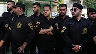 ضباط شرطة إيرانيون يقفون للحراسة أثناء احتجاج ضد السويد أمام السفارة السويدية في طهران