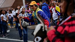 Manifestantes bailan durante una marcha progubernamental denominada 'Recuperemos el Esequibo', en Caracas, en septiembre de 2023.