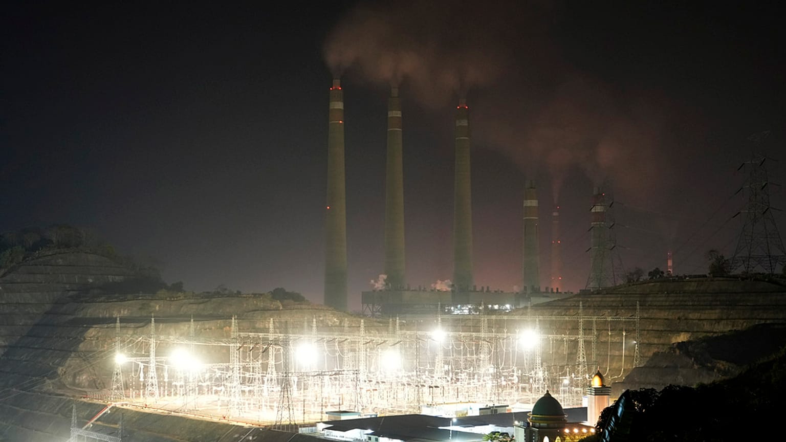 Ein Kohlekraftwerk in Cilegon, Provinz Banten, Indonesien, treten am 3. Oktober 2023 Dämpfe aus. 