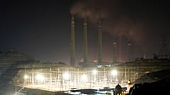 Ein Kohlekraftwerk in Cilegon, Provinz Banten, Indonesien, treten am 3. Oktober 2023 Dämpfe aus. 