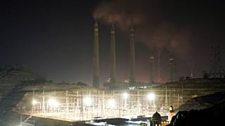 Ein Kohlekraftwerk in Cilegon, Provinz Banten, Indonesien, treten am 3. Oktober 2023 Dämpfe aus.