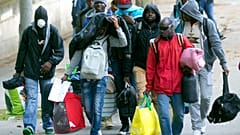 Des migrants quittent leur camp et leur tente à Paris 