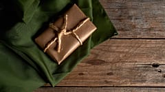 In braunes Papier eingewickeltes Paket