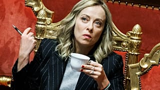 La primera ministra italiana, Giorgia Meloni, toma café mientras se dirige al Senado en Roma el miércoles 13 de diciembre de 2023.